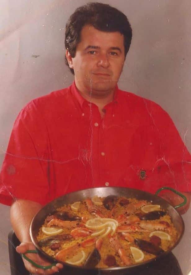 Patrice Deumie cuisinant une grande paella lors d’un événement