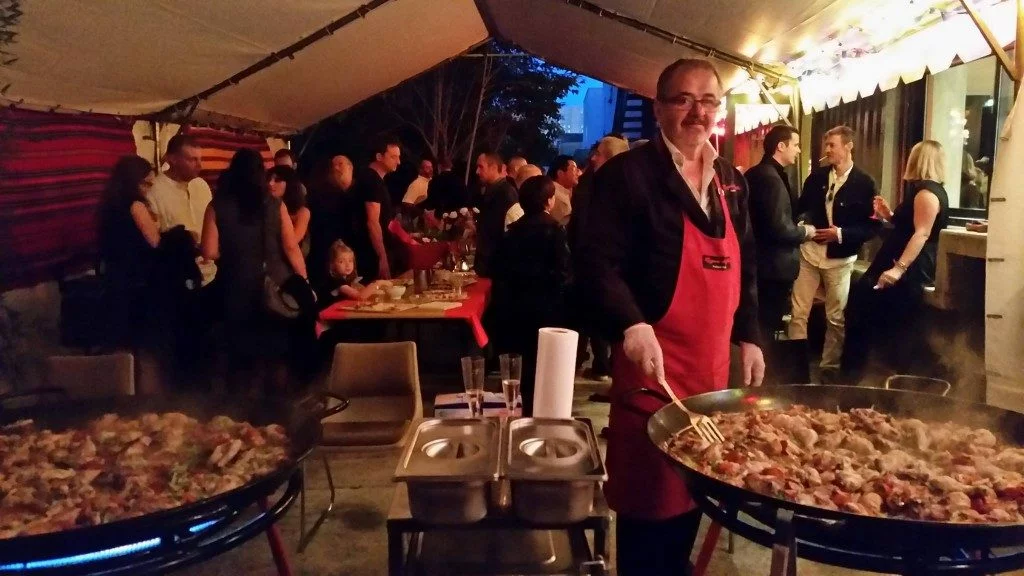 Patrice Deumie entouré de proches, transmettant son savoir-faire