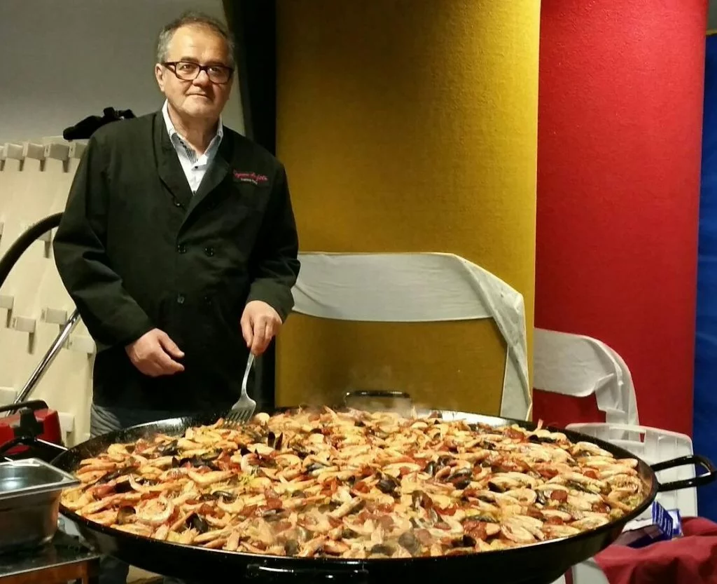 Patrice Deumie testant des mélanges d’épices dans sa cuisine
